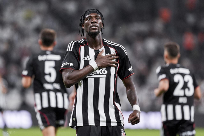 关于切尔西逆转战胜巴黎，亚伯拉罕建功，挺进半决赛的信息