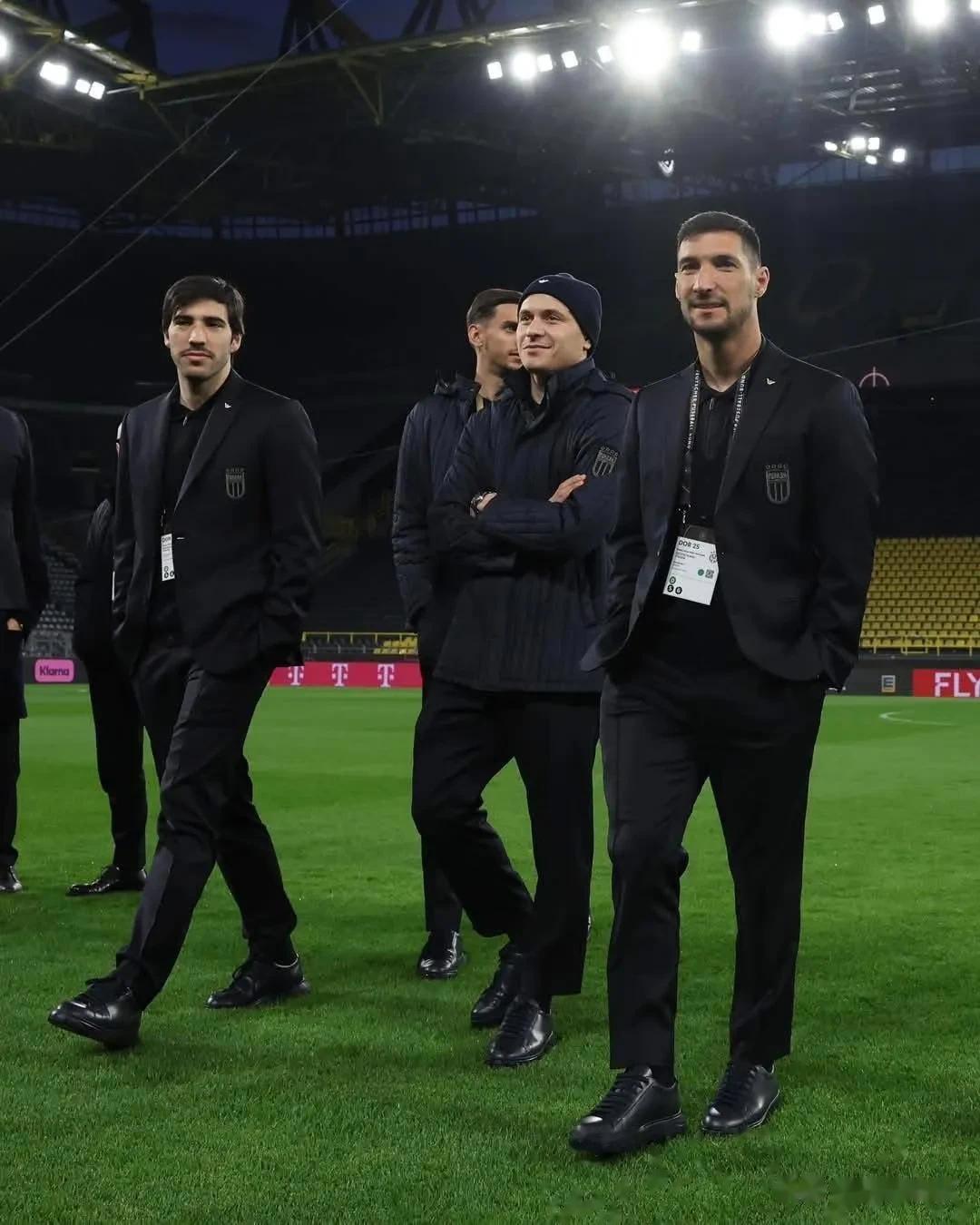 包含意大利足球运动员成功签约强队，踏上新征程的词条