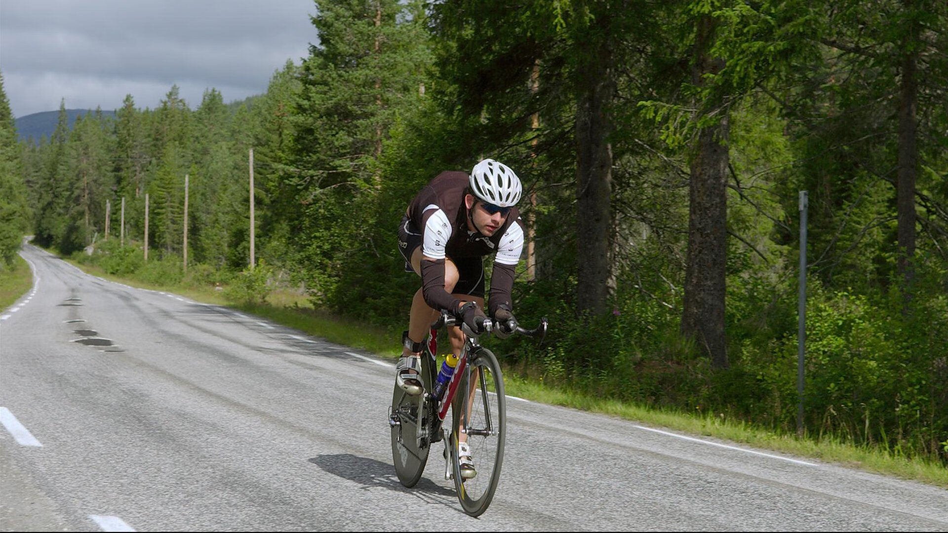 红牛车队轻取红牛二队，阿隆索扛起全队，一场战术与意志的胜利